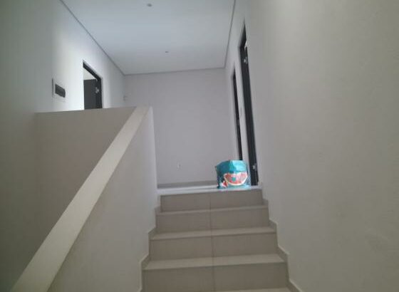 Vende-se Moradia Duplex T3 suítes, cozinha equipada num condomínio próximo ao hotel otia