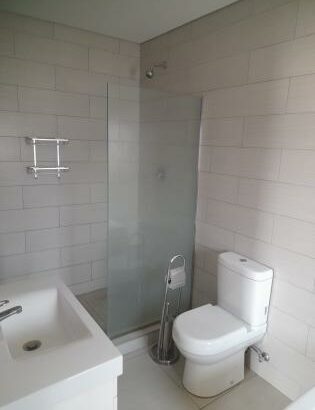 Vende-se Moradia Duplex T3 suítes, cozinha equipada num condomínio próximo ao hotel otia