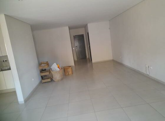 Vende-se Moradia Duplex T3 suítes, cozinha equipada num condomínio próximo ao hotel otia