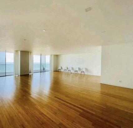 Vende-se flat T4 suite com piscina e ginasio – DE FRENTE AO MAR