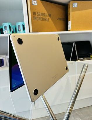 Apple MacBook Air 2022 M2 Semi Novo Processor: M2 RAM Memory: 8GB Storage: 256GBSSD Display :⁠13.6”,Retina  Resolution: (2560×1440) Bateria 100%,Carre