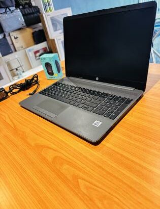 Aproveite esta promoção  Lap Top HP 250 G8 Notebook PC  Intel core i5-1035G1 1.00GHz (08 CPUs) 8GB DDR4 SDRAM  256 GB SSD NVMe Intel UHD Graphics  15.