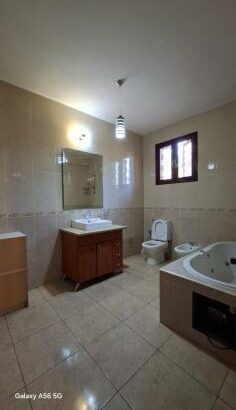 Arrenda-se Casa T5(Suíte) No Fomento Proximo ao  Restaurante Faife