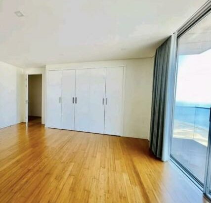 Vende-se flat T4 suite com piscina e ginasio – DE FRENTE AO MAR