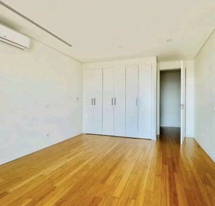 Vende-se flat T4 suite com piscina e ginasio – DE FRENTE AO MAR