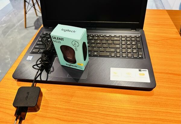 Lap Top em promoção + Bónus Mouse Wi-Fi  Asus VivoBook 15 XR540UAR Notebook Pc Intel Core I3-7020U  7th Gen 2.30 GHZ (04 CPUs)4 GB DDR4 SDRAM ,256 GB