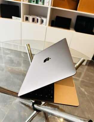 MacBook Pro 2020 Touch Bar  Processador:M1 Memória : 8 GB Armazenamento:512 GB SSD  Family 13.3Inch CPU: 08 Cores  Mac OS Sequoia Bateria + carregador