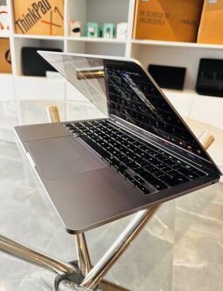 MacBook Pro 2020 Touch Bar  Processador:M1 Memória : 8 GB Armazenamento:512 GB SSD  Family 13.3Inch CPU: 08 Cores  Mac OS Sequoia Bateria + carregador