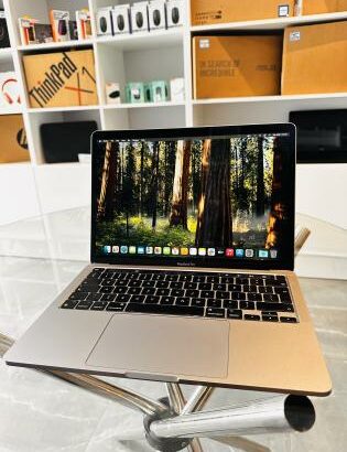 MacBook Pro 2020 Touch Bar  Processador:M1 Memória : 8 GB Armazenamento:512 GB SSD  Family 13.3Inch CPU: 08 Cores  Mac OS Sequoia Bateria + carregador