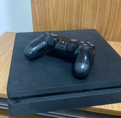 PS4 500GB com 1 Joystick