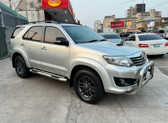 Toyota Fortuner 2015 07 lugares  3.0 1KD 4X4