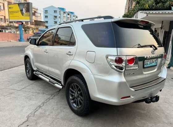 Toyota Fortuner 2015 07 lugares  3.0 1KD 4X4