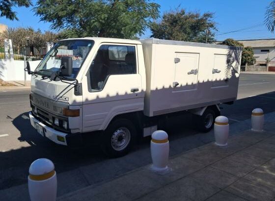 Toyota Toyoace Frigorífico Gela -32g Motor 3L Molas afrente Pneus novos Bomba manual