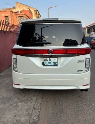 Nissan El Grand 2013 Recém importado