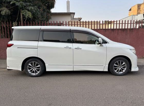 Nissan El Grand 2013 Recém importado
