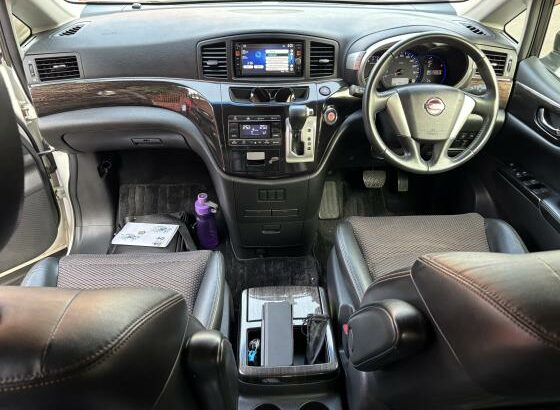 Nissan El Grand 2013 Recém importado