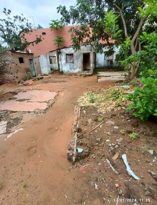 VENDE-SE RUINA TIPO 2 NO BAIRRO DA COOP PRÓXIMO A PRAÇA DA OMM