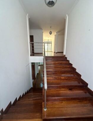 Baixou Vende-se Moradia T5  n sommerchild