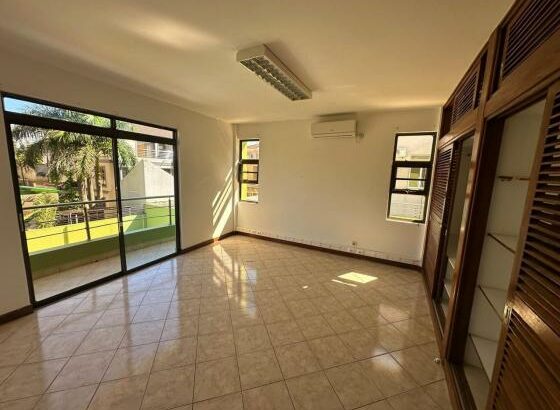 Baixou Vende-se Moradia T5  n sommerchild