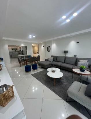 Arrenda-se Ap T4 MOBILADO n beach front condomínio n Marginal