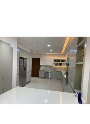 Arrenda-se Ap T4 MOBILADO n beach front condomínio n Marginal