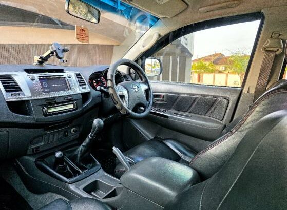 Toyota Hilux D4D DAKAR 2014 Recém importado