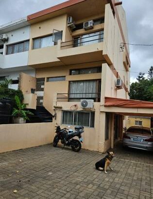 Vende se moradia duplex tipo 4 com suite.mais 3wc  aquelas eskina com quintal maior no bairro da coop