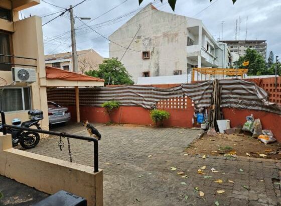 Vende se moradia duplex tipo 4 com suite.mais 3wc  aquelas eskina com quintal maior no bairro da coop