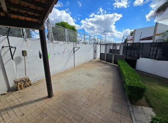 Arrenda-se Casa Tipo 1 no condomínio