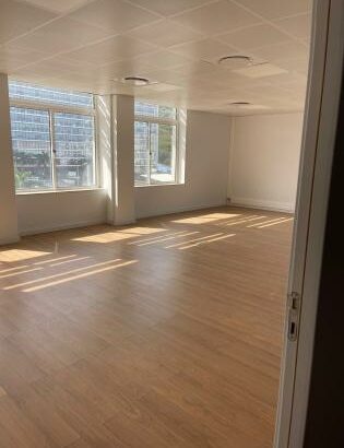 Arrenda-se escritório no edifício jat