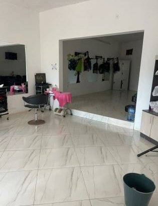 Arrenda-se edifício comercial recém construído no bairro Chiango