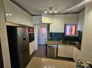 Arrenda-se e Vende-se apartamento T3 quarto suíte,  equipada no condomínio casa jovem, costa do sol.