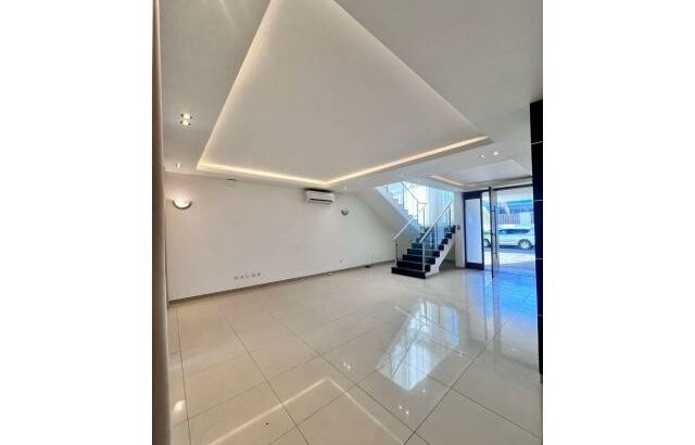 Vende-se Luxuosa Moradia T4 no condomínio Tulipas