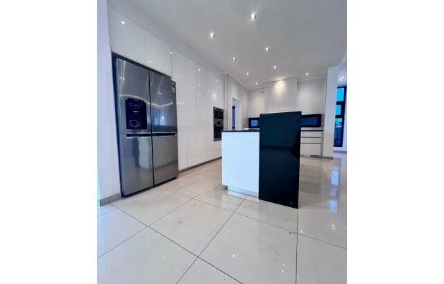 Vende-se Luxuosa Moradia T4 no condomínio Tulipas