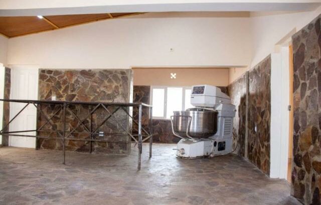 Venda de Padaria com residencia Matola 700