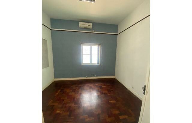 ARRENDA-SE MORADIA GEMINADA T3, BAIRRO DA SOMMERSCHIELD PRÓXIMO A AV. MAO TSE TUNG. DA SOMM