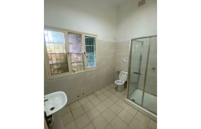 ARRENDA-SE MORADIA GEMINADA T3, BAIRRO DA SOMMERSCHIELD PRÓXIMO A AV. MAO TSE TUNG. DA SOMM