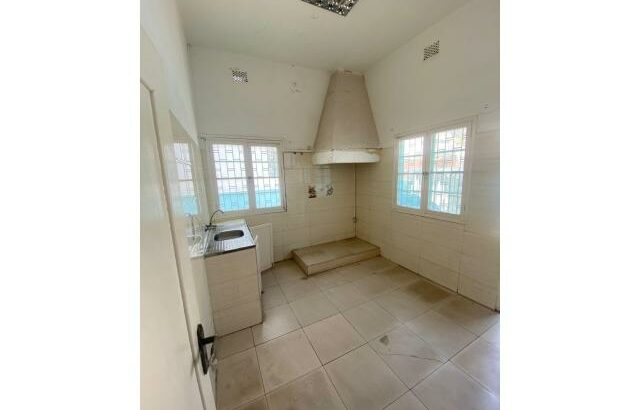 ARRENDA-SE MORADIA GEMINADA T3, BAIRRO DA SOMMERSCHIELD PRÓXIMO A AV. MAO TSE TUNG. DA SOMM