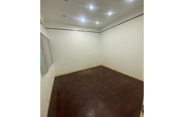 ARRENDA-SE MORADIA GEMINADA T3, BAIRRO DA SOMMERSCHIELD PRÓXIMO A AV. MAO TSE TUNG. DA SOMM