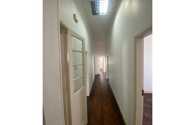 ARRENDA-SE MORADIA GEMINADA T3, BAIRRO DA SOMMERSCHIELD PRÓXIMO A AV. MAO TSE TUNG. DA SOMM