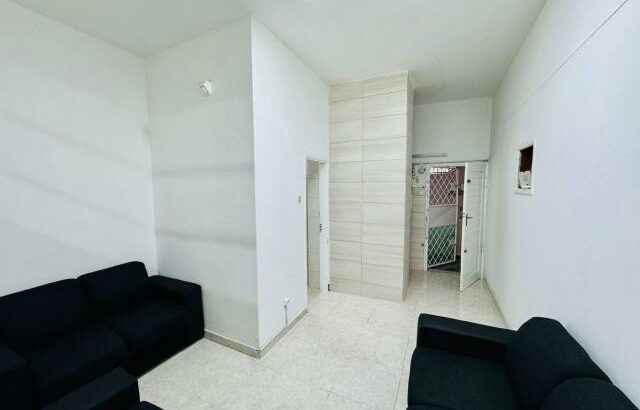 ARRENDA-SE APARTAMENTO T1 MOBILADO, 4° ANDAR  BAIRRO ALTO-MAÉ.
