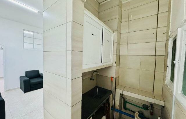 ARRENDA-SE APARTAMENTO T1 MOBILADO, 4° ANDAR  BAIRRO ALTO-MAÉ.