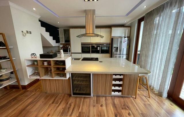 Arrenda-se Luxuosa Moradia T4 Mobilada no Triunfo