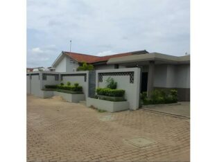 Arrenda-se Luxuosa Vivenda T3 no condomínio Queens village na Matola