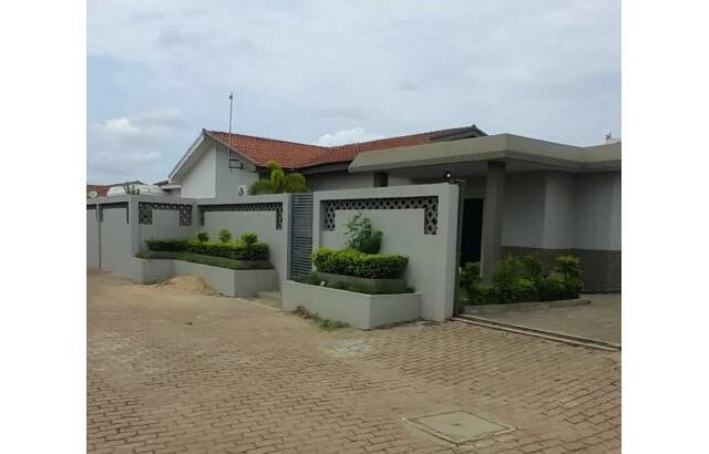 Arrenda-se Luxuosa Vivenda T3 no condomínio Queens village na Matola