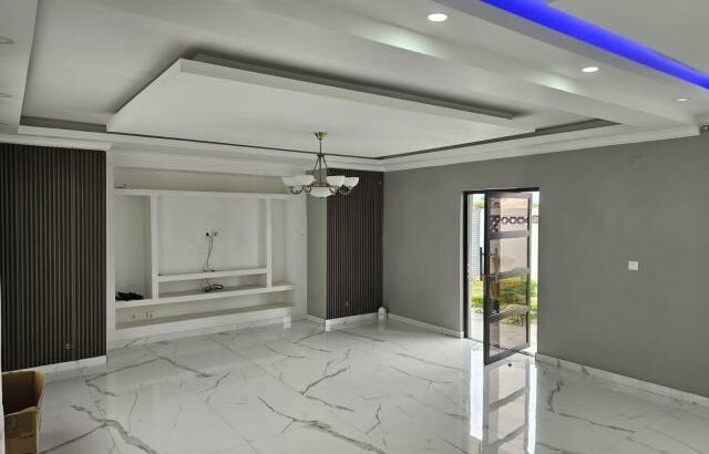 Arrenda-se Luxuosa Vivenda T3 no condomínio Queens village na Matola