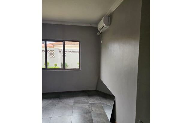 Arrenda-se Luxuosa Vivenda T3 no condomínio Queens village na Matola