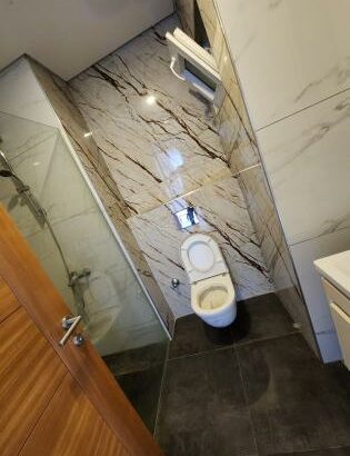 Arrenda-se Apartamento T2 moderna e vazia, com piscina, vista ao mar no condomínio deco assus