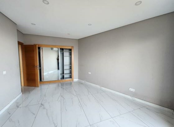 Arrenda-se Apartamento T2, vista ao mar, com piscina na av marginal-Condomínio deco assus.