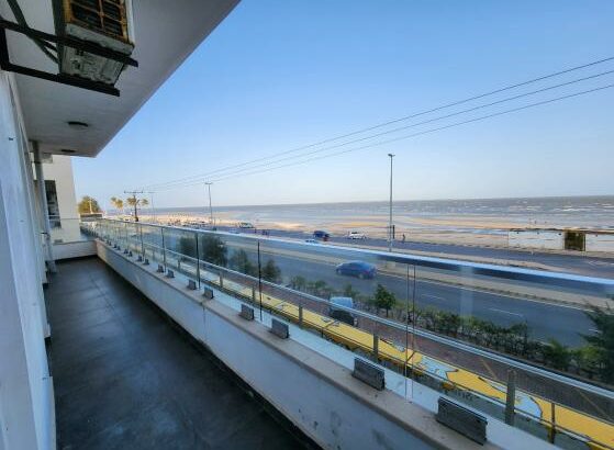 Arrenda-se Apartamento T2 moderna e vazia, com piscina, vista ao mar no condomínio deco assus